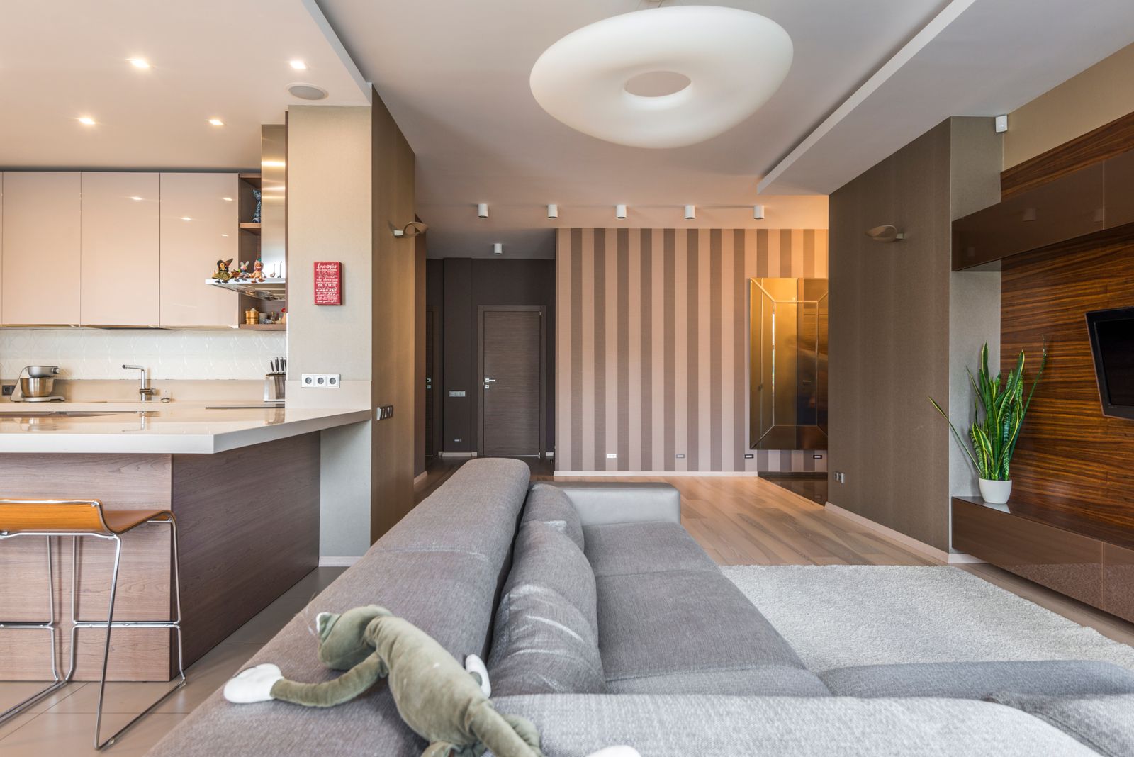 Okul sanal tur — modern iç mekân