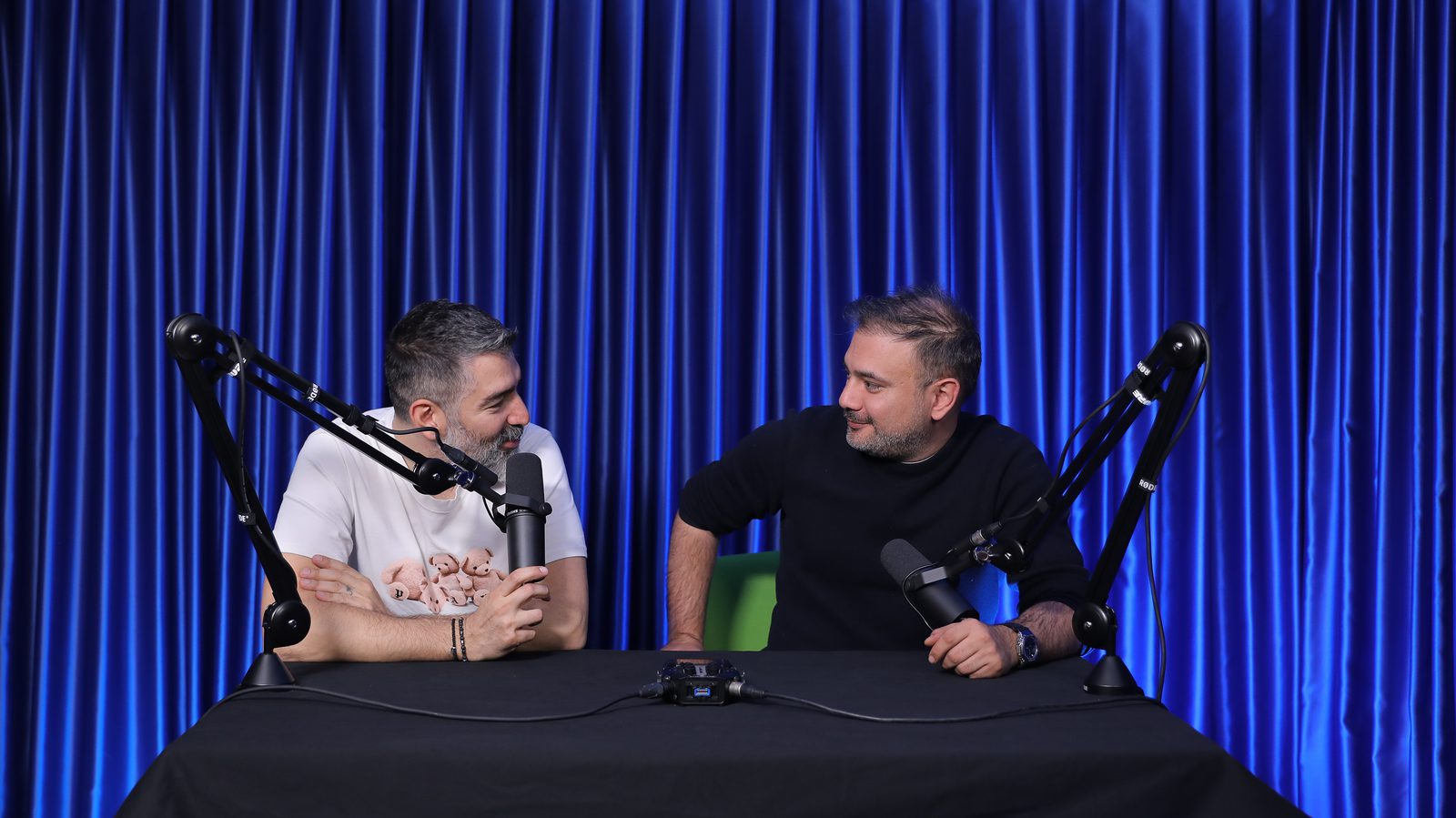 Podcast kaydı sırasında iki konuk