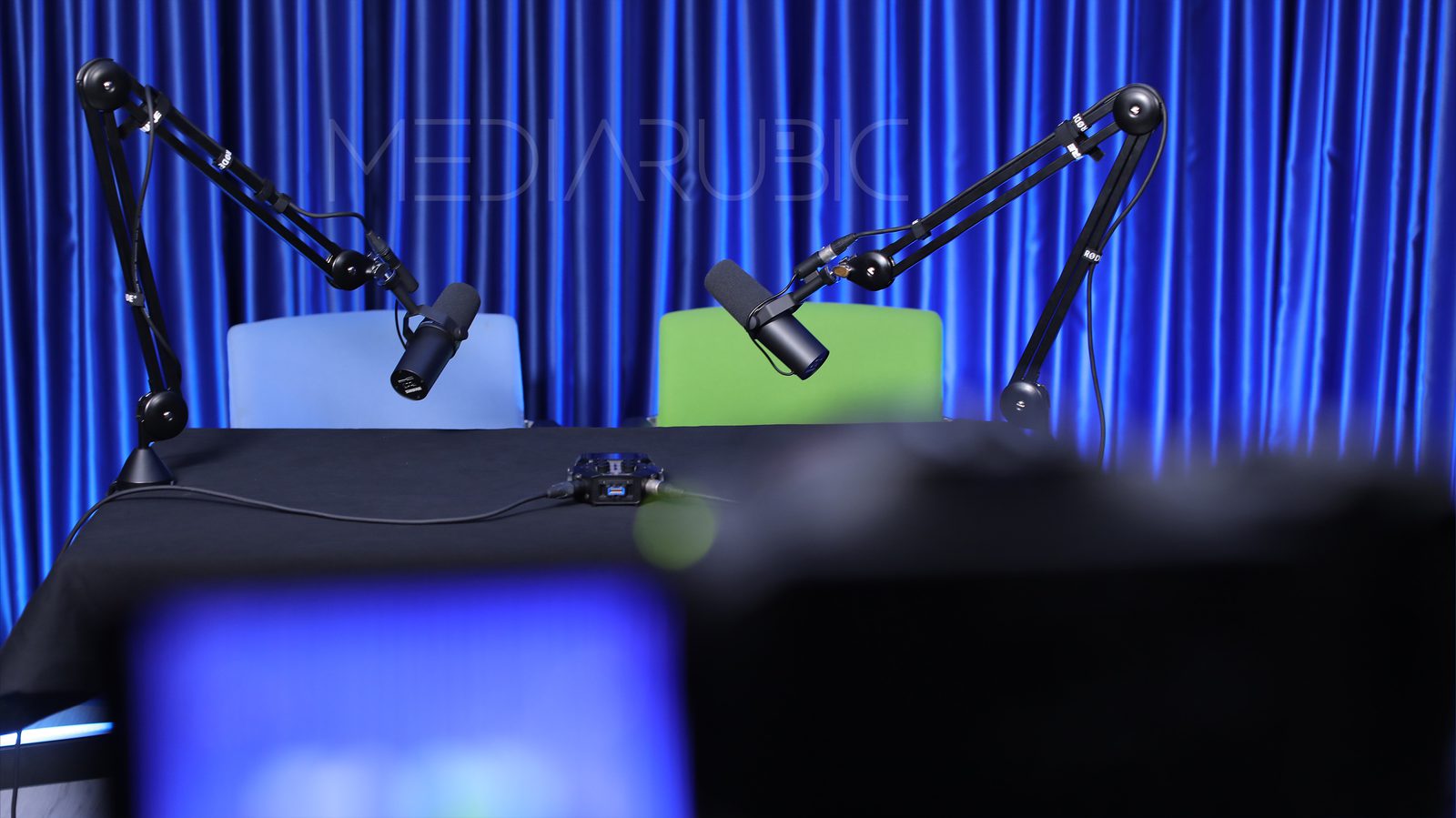 Podcast masası ve mikrofon kolları